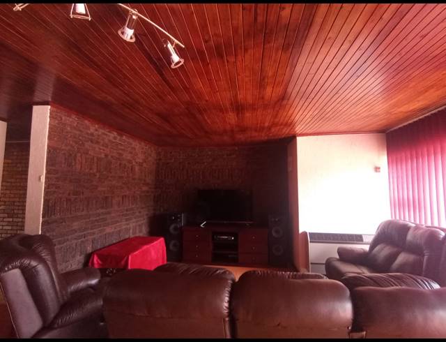 4 BEDROOM HOUSE FOR SALE IN THREE RIVERS EAST